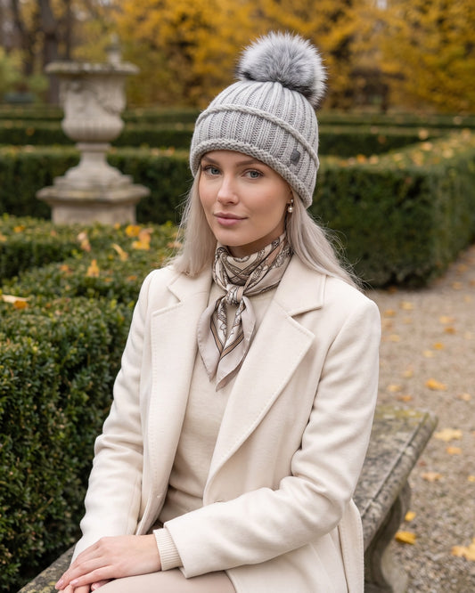 Czapka zimowa damska Alina — na modelce