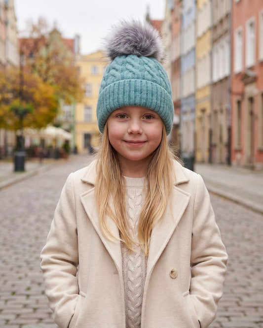 Czapka zimowa dziewczęca Hela — na modelce