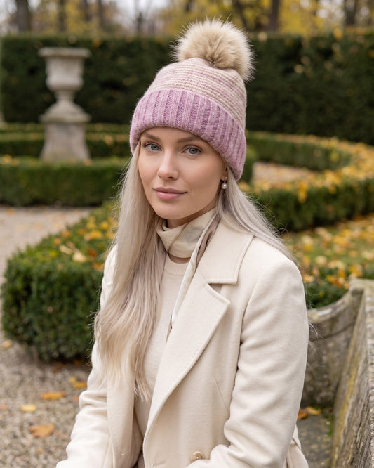 Czapka zimowa damska Odetta — na modelce