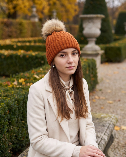Czapka zimowa damska Aniela — na modelce