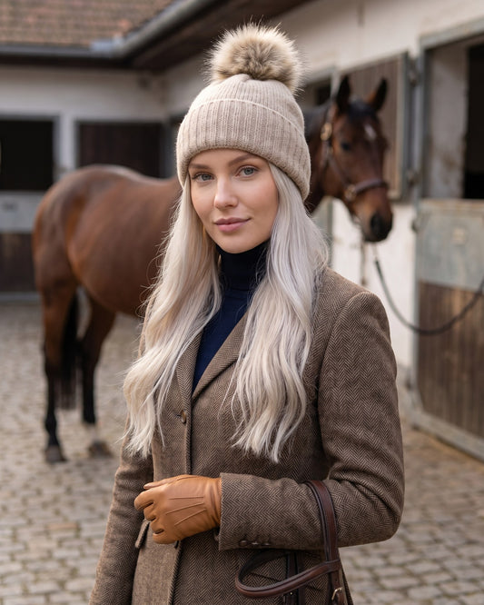 Czapka zimowa damska Delia — na modelce