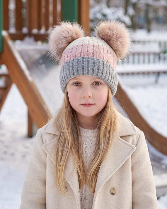 Czapka zimowa dziewczęca Celia — na modelce