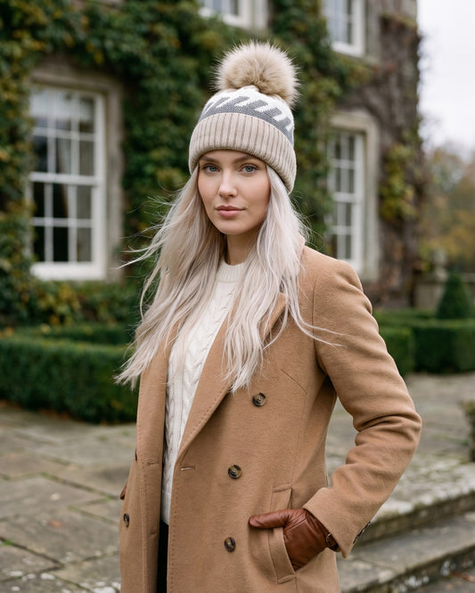 Czapka zimowa damska Leona — na modelce