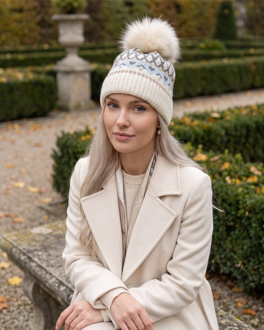 Czapka zimowa damska Manuela — na modelce