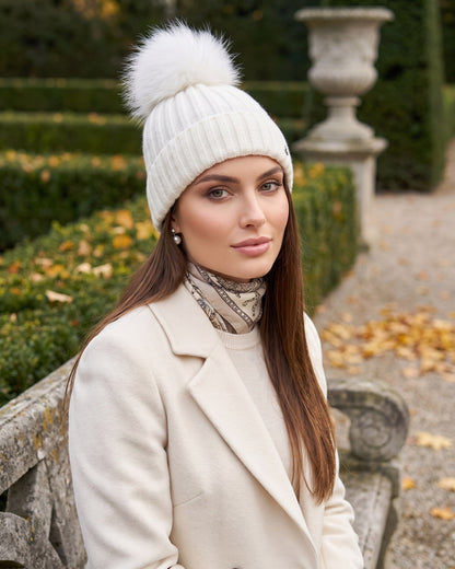 Czapka zimowa damska Nara — na modelce