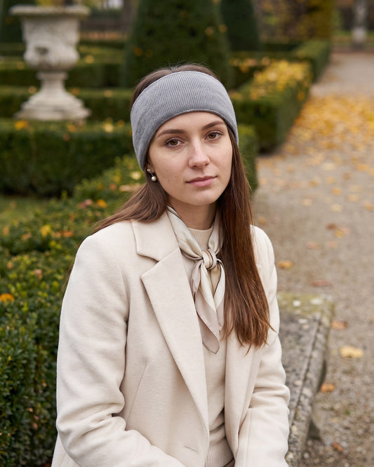 Opaska zimowa damska Rafaela — na modelce