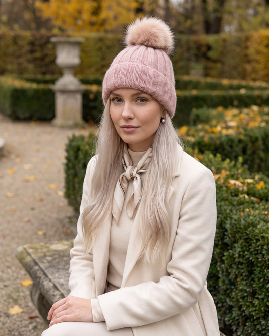 Czapka zimowa damska Zaira — na modelce
