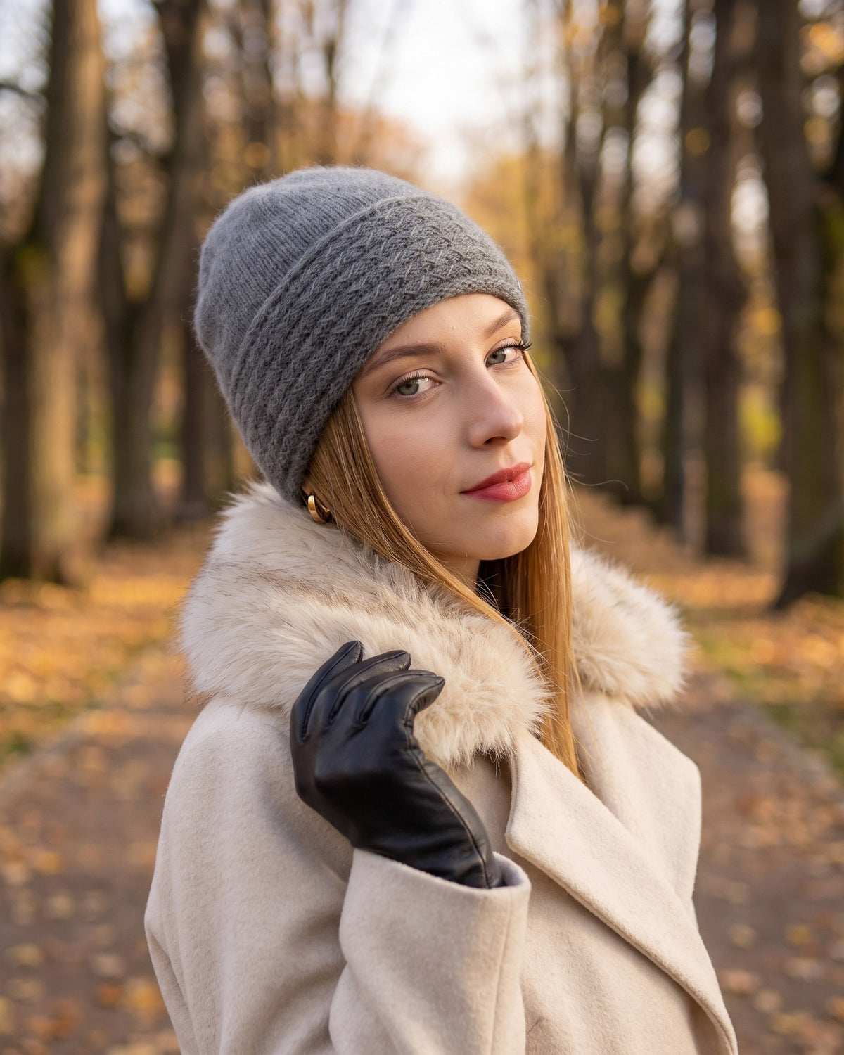 Czapka zimowa damska Klara — na modelce