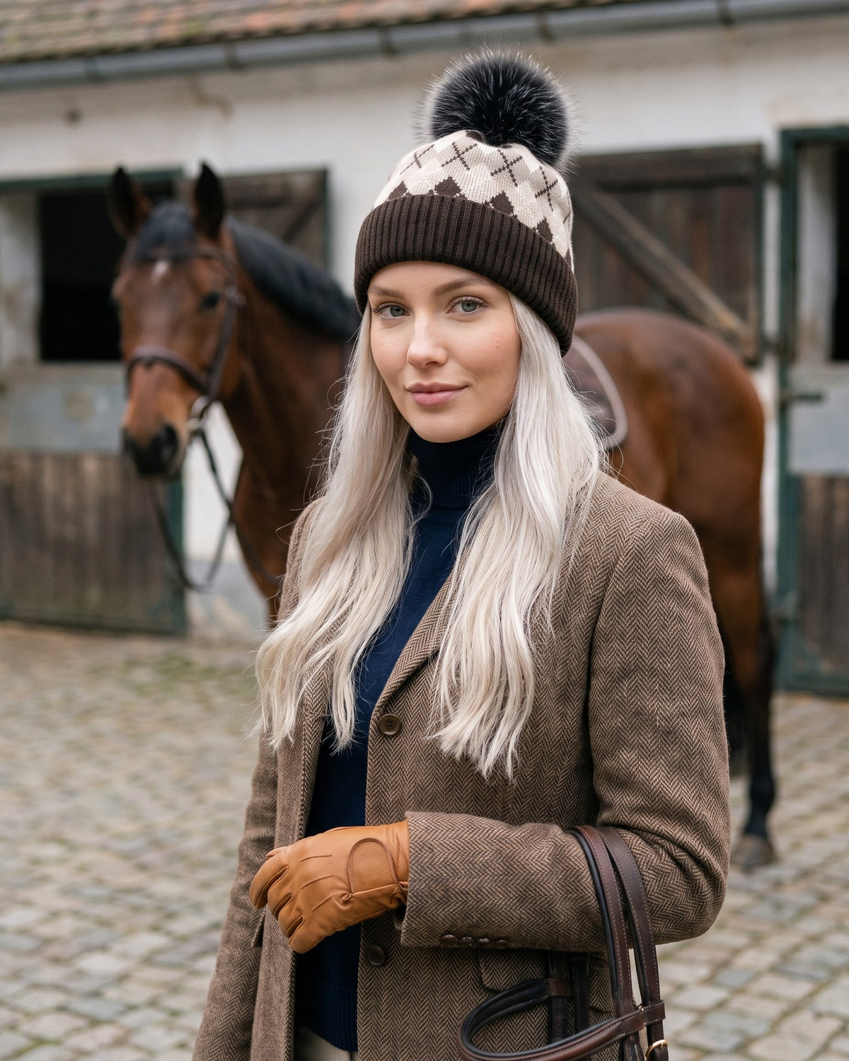 Czapka zimowa damska Otylia — na modelce