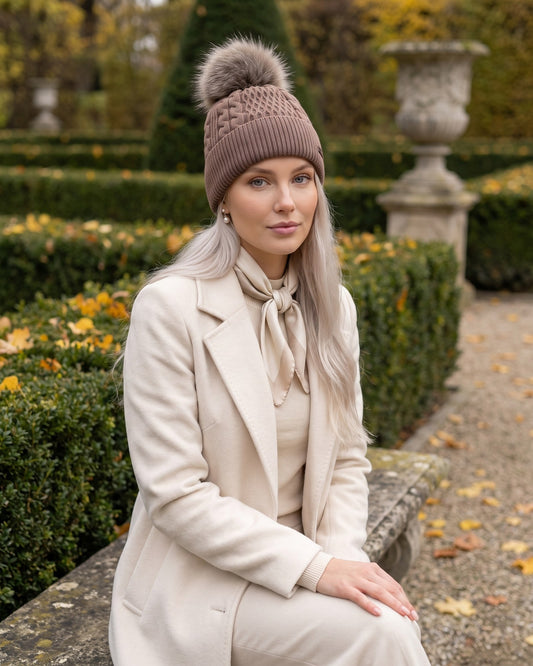 Czapka zimowa damska Dina — na modelce