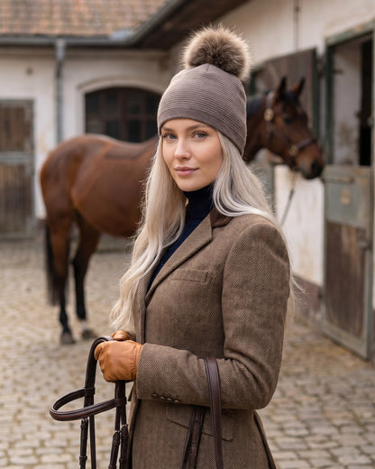 Czapka zimowa damska Irma — na modelce