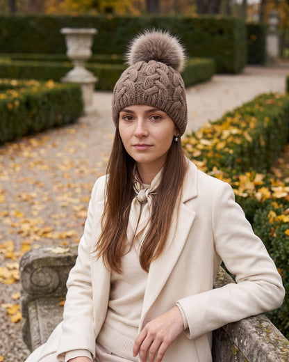 Czapka zimowa damska Lora — na modelce