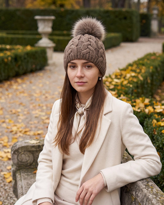 Czapka zimowa damska Lora — na modelce