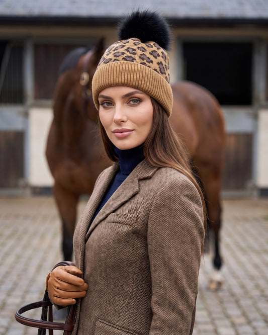 Czapka zimowa damska Lorella — na modelce