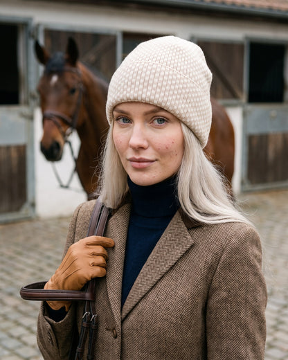 Czapka zimowa damska Sela — na modelce