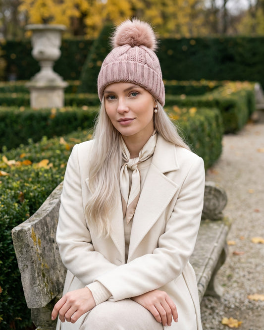 Czapka zimowa damska Florina — na modelce